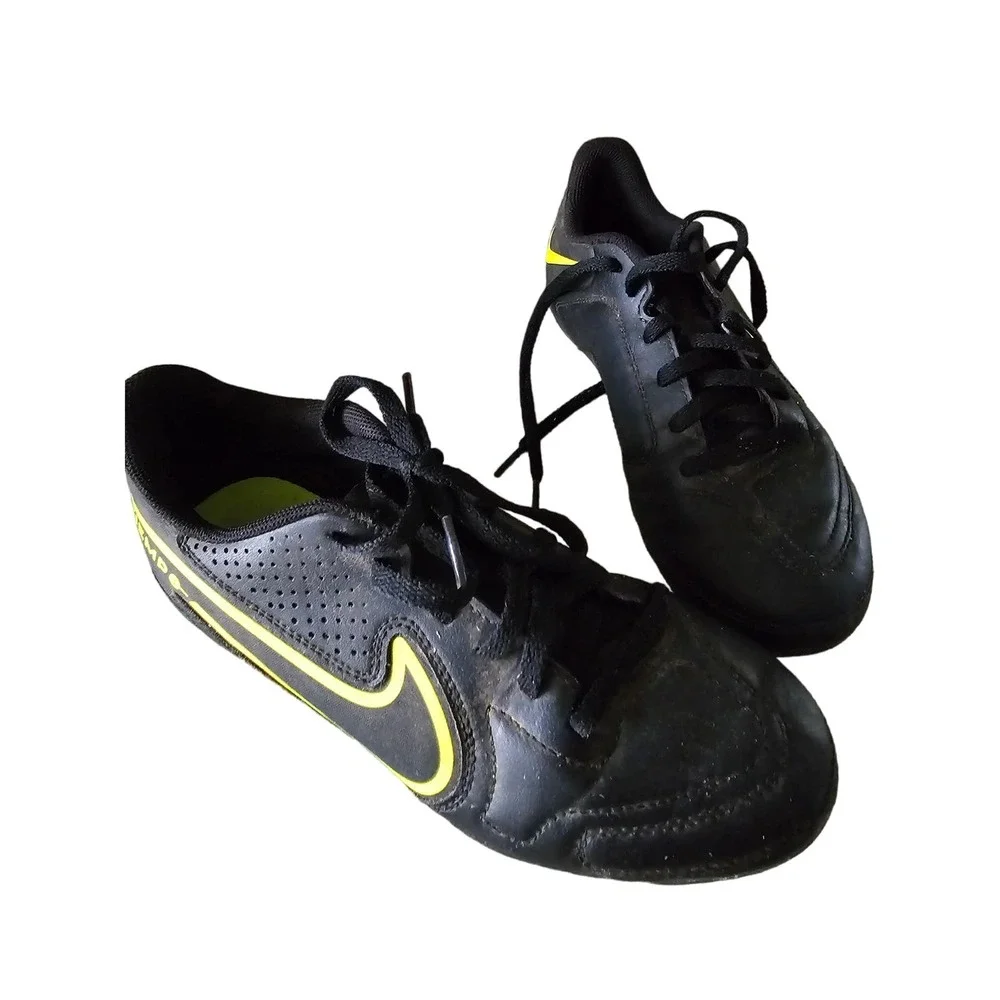 -Boys Nike Tiempo Soccer Cleats Sz 3.5‎
